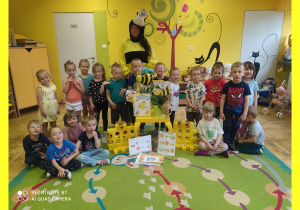 Dzieci z Krasnali biorą udział w zabawach związanych z pszczołami